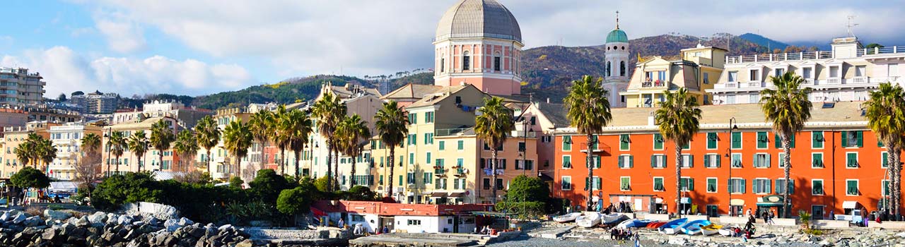 Genova igazi kikötőváros. Így a kikötő maga, a 76 méter magas világítótorony és az óváros igazi látványosságok. Hol máshol születhetett volna Kolumbusz Kristóf, mint itt! Az egykori tengeri hatalom városának látképét a kékség mellett meghatározzák a Genova-t körülölelő hegyek, egyszóval a táj kimondottan festői. Mindemellett Genova igazi nagyváros, folyamatosan pulzál és lüktet. Kifejezetten azoknak ajánljuk, akik szeretnének kipróbálni valami újat és nem a megszokott múzeum látogatások mellett teszik le a voksukat. Genova városát meg kell élni, hogy érezzük a varázsát!