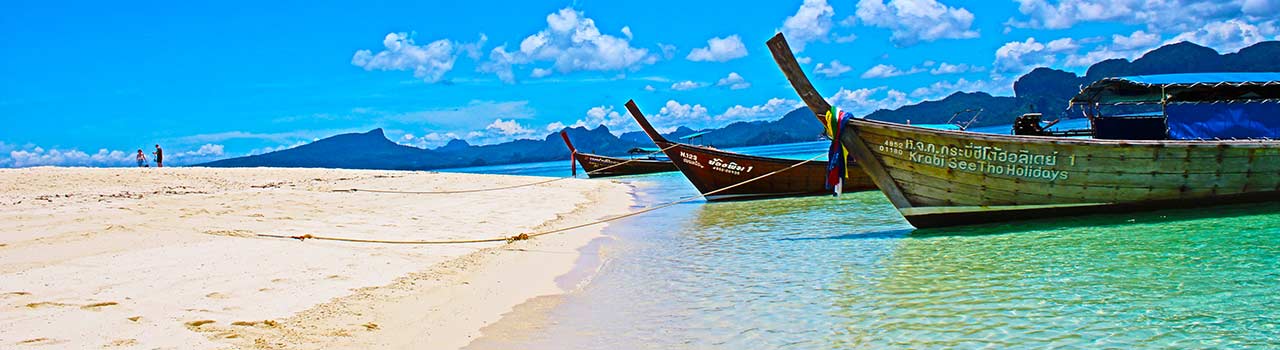 Krabi egy egyedülálló szépségű, nyugodt és idilli város Thaiföld belsejében. A várost gigászi mészkősziklák veszik körül, amelyek rendkívül látványosak az év bármely szakában. Krabi fő vonzerejét mégsem a sziklák jelentik, hanem a mesébe illő fehér homokos strandok és szigetek. Lakossága alig haladja meg a 30 ezer főt, azonban a helyiek kifejezetten barátságosak és kedvelik a turistákat. Dél-Thaiföld egyik legizgalmasabb temploma, a Tigris barlangja templom mindenképp megér egy külön utazást is (8km). A Than Bok Karani botanikus kert lenyűgöző barlangjai és ősfái pedig a természet imádók fellegvára.