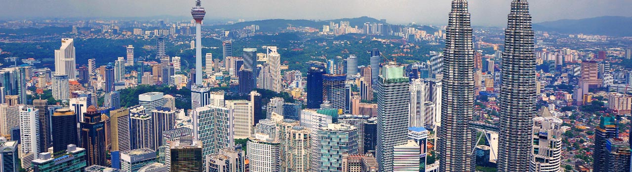 Kuala Lumpur egy kulturális központ, ahol a régi és a modern egyaránt megmutatkozik. Gondoljunk csak a hindu Sri Mahamariamman-templomra és a 88 emeletes Petronas-ikertoronyra. Aki szeret vásárolni és főként alkudozni, semmiképp se hagyja ki a piacot, ahol megtapasztalhatja Kuala Lumpur igazi, jellegzetes hangulatát.