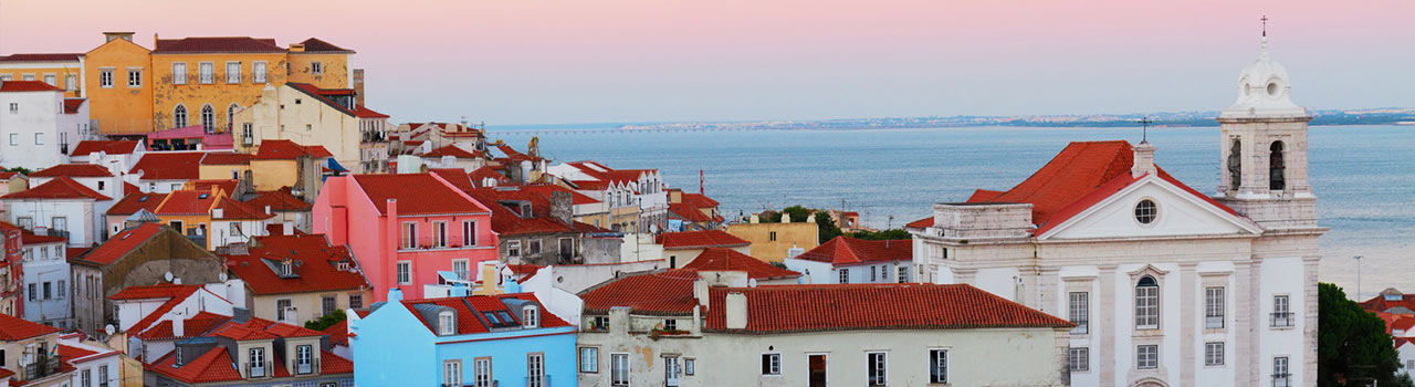Portugália fővárosa, a csupán fél millió lakost számláló Lisszabon. Azúrkék tengerpart és a mór építészeti maradványok, templomok, a Jeromosok kolostora, halpiac, bolhapiac, és még temérdek látnivaló teszi tökéletes uticéllá mindazok számára, akik az aktív kikapcsolódást helyezik előtérbe. Májusban megtekinthetjük az Eurovíziós Dalfesztivált élőben, az Altice Arénaban, de ha csupán egy kellemes sétára vágyunk, akkor választhatjuk az Alfama várnegyedet, a Baixa negyedet a Santa Justa felvonóval, vagy akár a Belém negyedet a Belém toronnyal, mindegyik felejthetetlen élményeket tartogat számunkra.