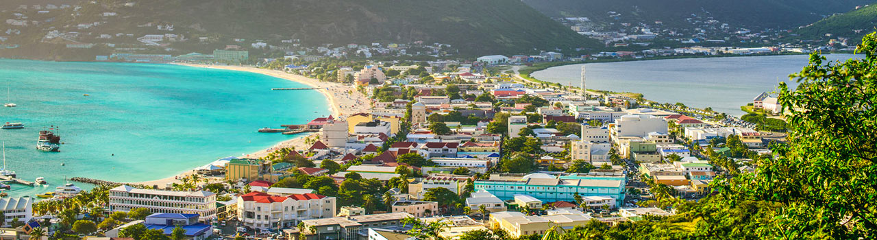 Szent Márton szigete a karibi szigetvilágban fekszik. Különlegessége, hogy a sziget egyszerre holland és francia terület. A holland Sint Maarten a sziget déli részén található, míg a francia fennhatóság alatt álló északi rész a Saint-Martin nevet viseli. A holland oldal sokkal nyüzsgőbb és nagyvilágibb, ami nem is csoda, hiszen a nagy óceánjárók a főváros, Philipsburg kikötőjébe futnak be. A város jellemzően gyarmati stílusú, különlegessége a nemzetközi repülőtér kifutópályája, melyet hihetetlenül alacsony pályán közelítenek meg a gépek, mégpedig közvetlenül a Maho Beach felett. Az extrém helyzetből a tengerparti szórakozóhelyek is profitálnak, mégpedig azzal, hogy közvetítik az irányítótorony és a pilóták kommunikcióját. Ezzel szemben a francia központ, Marigot már-már bájosan vidékies hangulatú vitorláskikötőjében, Marina Port La Royalban csendesebb, nyugodtabb mederben folyik az élet, mint a holland oldalon.