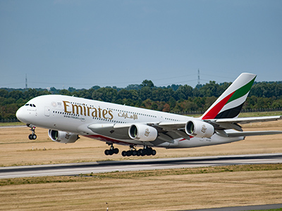 <p>Az Emirates légitársaság június 1-től heti hét alkalommal fog repülni Budapest és Dubaj között, ezáltal növelve a járatai számát. Emellett a légitársaság bővíti szolgáltatásait a magyar utazók körében is népszerű útvonalakon, és új desztinációkra is bevetik az A380-as óriásgépeket.</p>